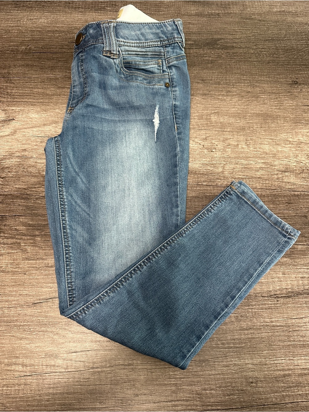 Democracy Jeans Women's Size 6 Blue
Straight Leg Denim with Distressed Details
